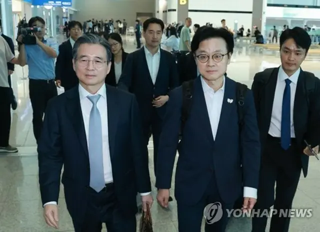 米ワシントンに向け仁川国際空港を出発する大統領室の金容範（キム・ヨンボム）政策室長（左）と金正官（キム・ジョングァン）産業通商部長官＝１６日、仁川（聯合ニュース）