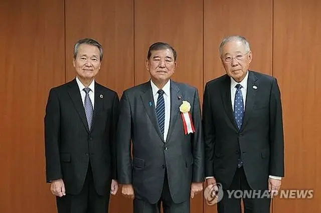 レセプションで記念撮影する（右から）韓国経済人協会の柳津会長、石破茂首相、経団連の筒井義信会長（韓経協提供）＝（聯合ニュース）≪転載・転用禁止≫