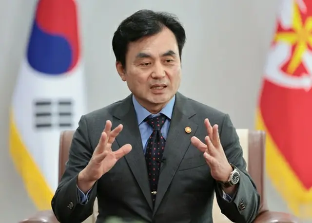 インタビューに応じる安圭伯・国防部長官＝（聯合ニュース）