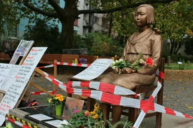 「平和の少女像」の撤去直前の姿＝１６日、ベルリン（聯合ニュース）