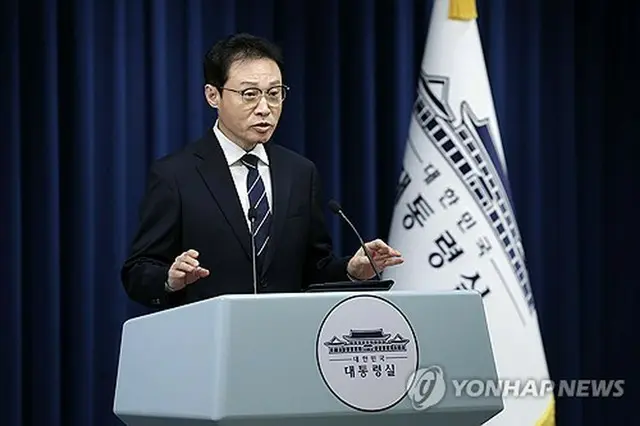 違法な海外求人情報の削除に関する記者会見を開いた大統領室の李圭淵・広報疎通首席秘書官（大統領室通信写真記者団）＝１７日、ソウル（聯合ニュース）