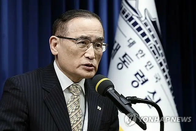 記者会見する魏聖洛・国家安保室長＝１７日、ソウル（聯合ニュース）