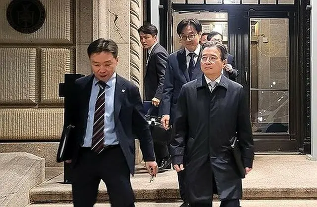 米ワシントンで交渉を終えた大統領室の金容範（キム・ヨンボム）政策室長（右）ら＝１６日、ワシントン（聯合ニュース）