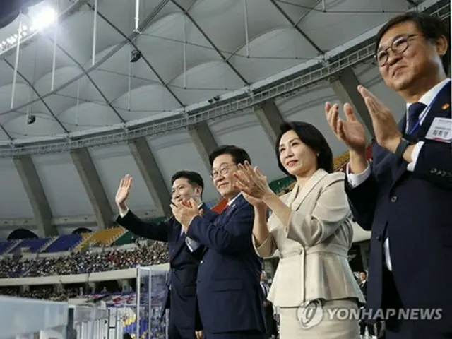 開会式に出席した李大統領夫妻（中央）＝１７日、釜山（聯合ニュース）