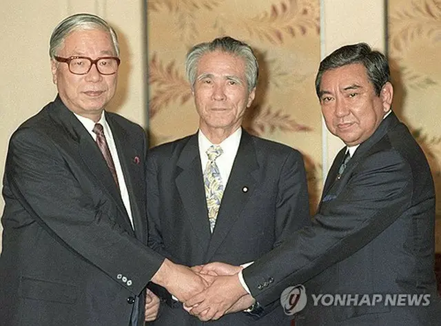 １９９４年６月、３党首会談で握手を交わす（左から）武村正義・さきがけ代表、村山富市首相、河野洋平自民党総裁（いずれも当時）＝（共同＝聯合ニュース）≪転載・転用禁止≫