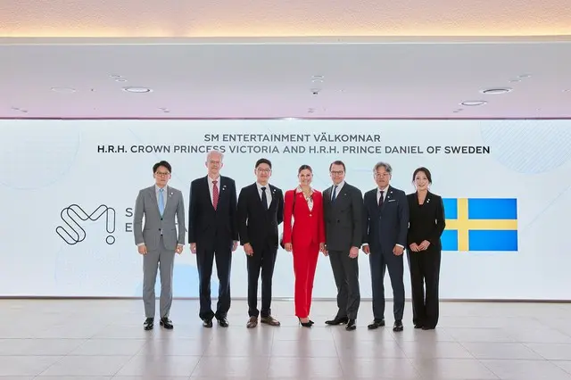 スウェーデンのビクトリア皇太子夫妻、韓国SMエンターテインメントを訪問…「Hearts2Hearts」プレゼントを準備