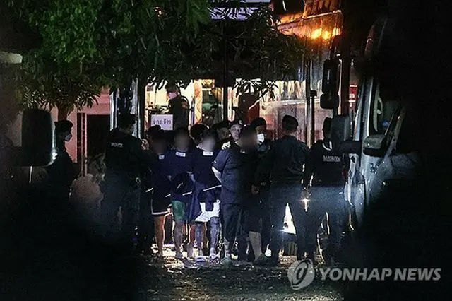 カンボジア移民当局に拘束された韓国人容疑者らが首都プノンペン近郊のテチョ国際空港に移動するためバスに乗り込んでいる＝１７日、プノンペン（聯合ニュース）