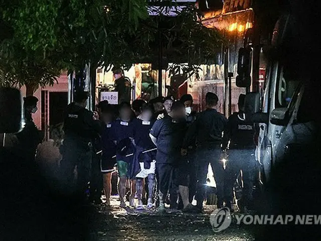 カンボジアで拘束の韓国人容疑者６４人　仁川空港に到着
