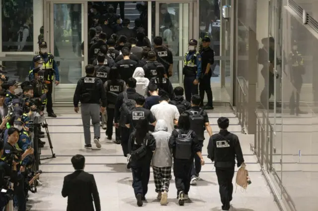 仁川国際空港に到着したカンボジアでのオンライン詐欺などに加担して拘留されていた韓国人（写真＝共同取材）