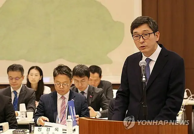 在日韓国大使館で開かれた国会外交統一委員会による同大使館の国政監査で発言する李赫（イ・ヒョク）駐日大使＝１８日、東京（聯合ニュース）