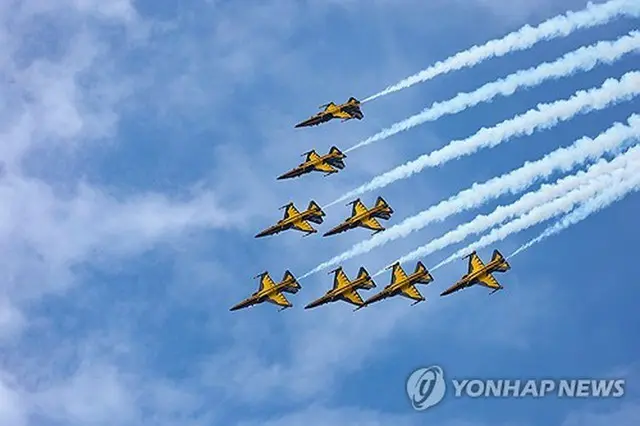 ＡＤＥＸのパブリックデーに合わせ、ソウル空港で開かれた韓国空軍の特殊飛行チーム「ブラックイーグルス」のエアショー＝１７日、城南（聯合ニュース）