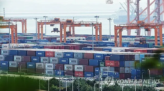 コンテナが並ぶ韓国の港（資料写真）＝（聯合ニュース）