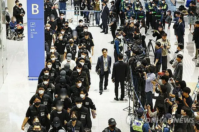 韓国人を狙った誘拐や監禁などの凶悪犯罪が相次ぐカンボジアで、フィッシング詐欺などに加担したとして現地当局に拘束された韓国人容疑者らは１８日、韓国政府のチャーター機で仁川国際空港に到着した＝（聯合ニュース）