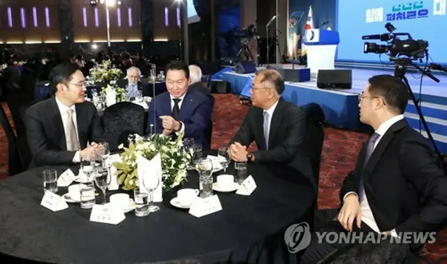 現代自動車グループの鄭義宣（チョン・ウィソン）会長（右から２人目）やＳＫグループの崔泰源（チェ・テウォン）会長（同３人目）、サムスン電子の李在鎔（イ・ジェヨン）会長（左端）＝（聯合ニュース）