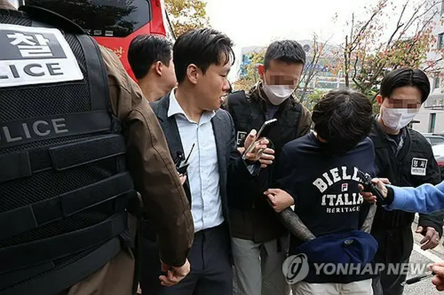 カンボジアでフィッシング詐欺などの犯罪に加担したとして韓国に送還された容疑者の逮捕状発付の是非を決める審査が２０日、西部の大田地裁洪城支部で開かれた。審査を終えて裁判所を出る容疑者＝（聯合ニュース）