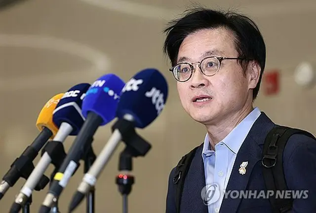 仁川空港で取材に応じた金正官氏＝２０日、仁川（聯合ニュース）