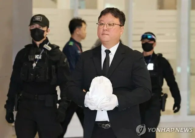 カンボジアで殺害された大学生の遺骨が仁川国際空港に到着した＝２１日、仁川（聯合ニュース）