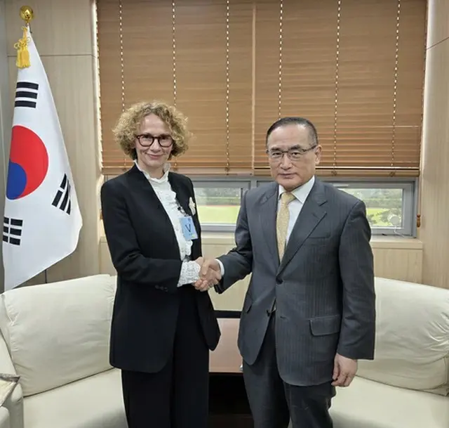 握手を交わす魏聖洛国家安保室長（右）とＮＡＴＯのシェケリンスカ事務次長（大統領室提供）＝（聯合ニュース）≪転載・転用禁止≫