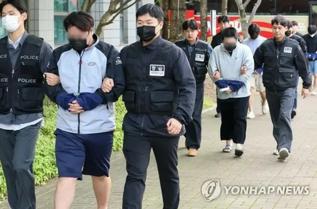 逮捕状発付の是非を判断する令状審査を受けるため大田地裁洪城支部に入る容疑者ら＝２０日、洪城（聯合ニュース）