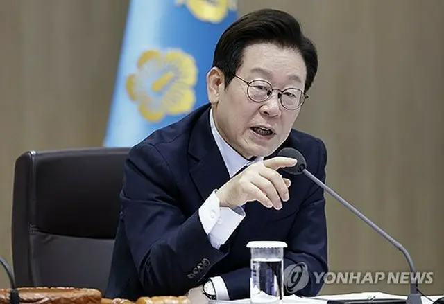 閣議で発言する李大統領（大統領室通信写真記者団）＝２１日、ソウル（聯合ニュース）