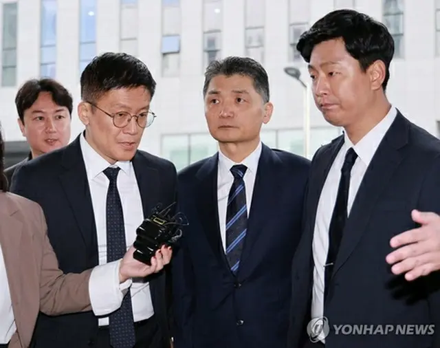 出廷する金範洙氏（中央、資料写真）＝（聯合ニュース）