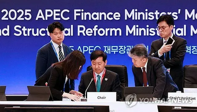 本会議に先立ち、資料を確認する具潤哲氏＝２１日、ソウル（聯合ニュース）