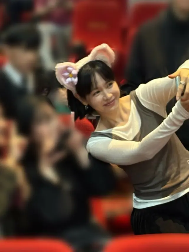 女優ソン・イェジン、舞台あいさつ中に嗚咽2