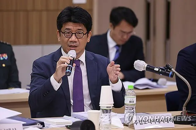 国会外交統一委員会による国政監査で答弁するキム・ヒョンス駐カンボジア大使代理＝２２日、プノンペン（聯合ニュース）