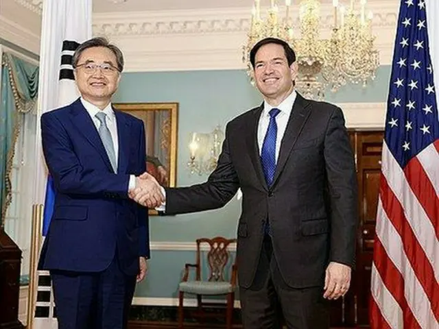 韓国の趙顕（チョ・ヒョン）外交部長官（左）と７月３１日に米ワシントンで会談したルビオ国務長官＝（聯合ニュース）