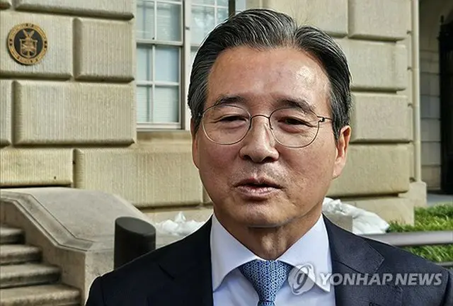 ラトニック米商務長官との会談を終えた後、報道陣の質問に答える大統領室の金容範（キム・ヨンボム）政策室長＝２２日、ワシントン（聯合ニュース）