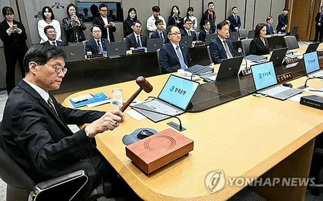 金融通貨委員会を主宰する韓国銀行の李昌鏞（イ・チャンヨン）総裁（左、写真共同取材団）＝２３日、ソウル（聯合ニュース）