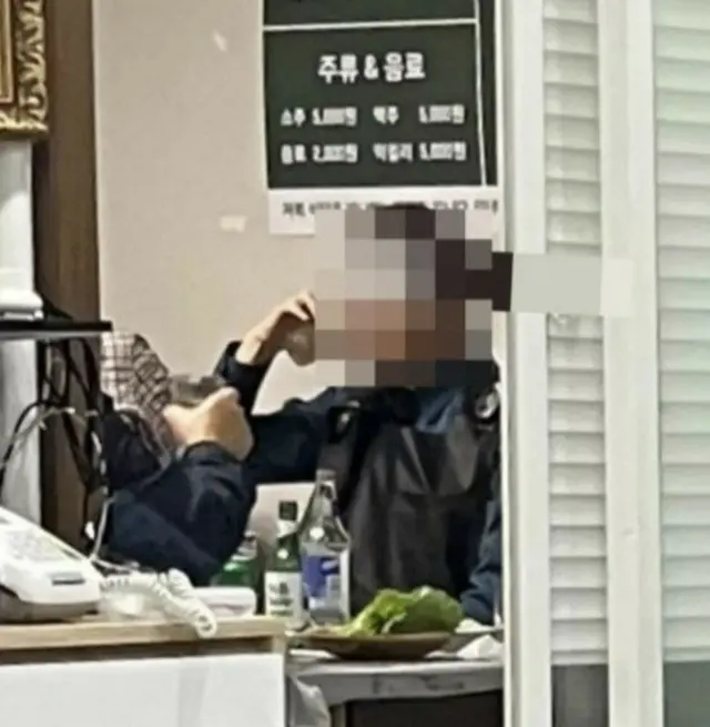 店の前にパトカーを止めて制服姿で飲酒？…警察「勤務中の飲酒はなかった」＝韓国