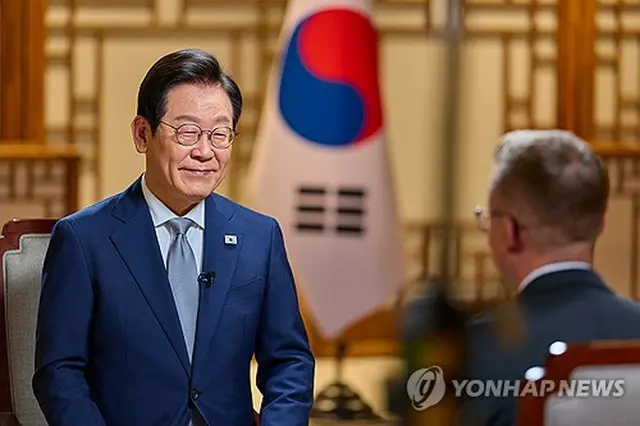 インタビューに応じる李大統領（大統領室提供）＝（聯合ニュース）≪転載・転用禁止≫