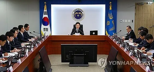 大統領室庁舎で開かれた首席補佐官会議で発言する李大統領＝２３日、ソウル（聯合ニュース）