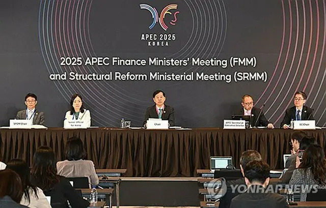ＡＰＥＣ財務・構造改革担当相会合の合同記者会見で発言する韓国の具潤哲（ク・ユンチョル）経済副首相兼企画財政部長官（中央・同部提供）＝（聯合ニュース）