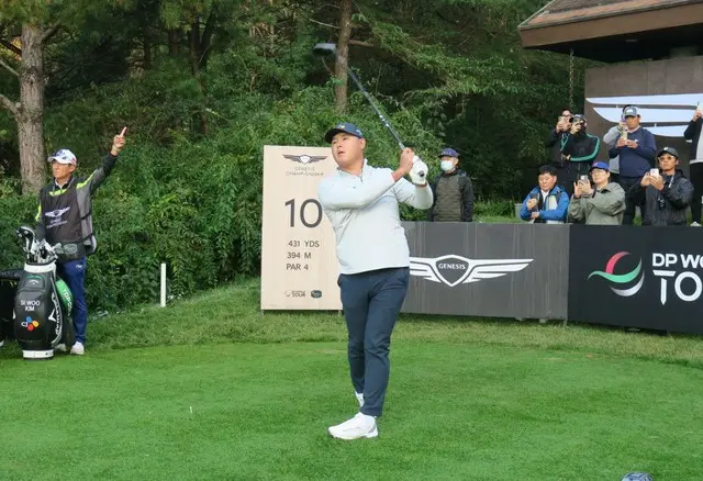 キム・シウが1R 10番ホールでショットをしている（写真：wowKorea）