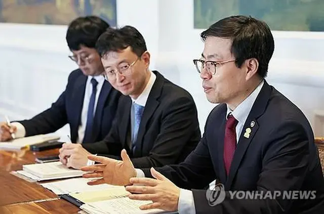 呂翰九氏（右、産業通商部提供）＝（聯合ニュース）≪転載・転用禁止≫