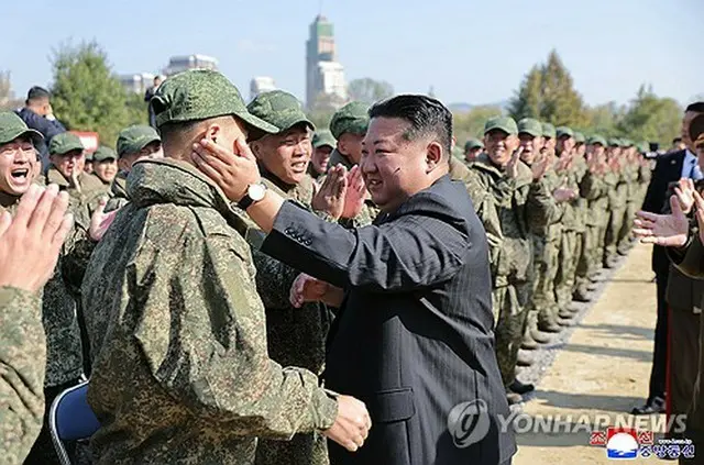 起工式に出席した兵士を慰労する金正恩氏＝（朝鮮中央通信＝聯合ニュース）≪転載・転用禁止≫