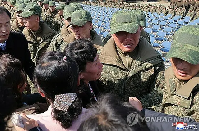 ロシア西部のクルスク州から帰還し、家族と再会した兵士たち＝（朝鮮中央通信＝聯合ニュース）≪転載・転用禁止≫