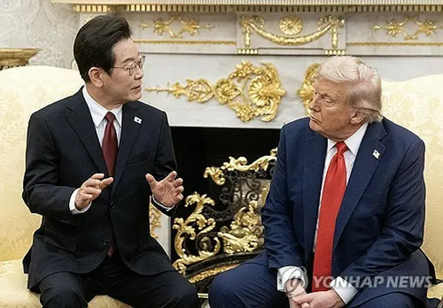 今年８月、ホワイトハウスで会談した李大統領（左）とトランプ大統領＝（聯合ニュース）