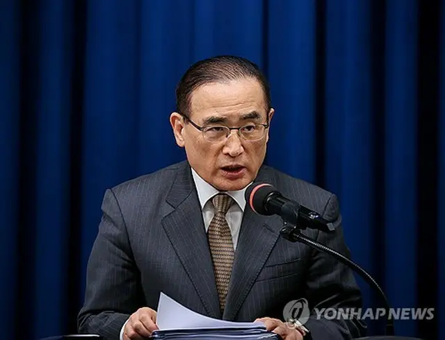 記者会見を行う魏聖洛・国家安保室長＝２４日、ソウル（聯合ニュース）