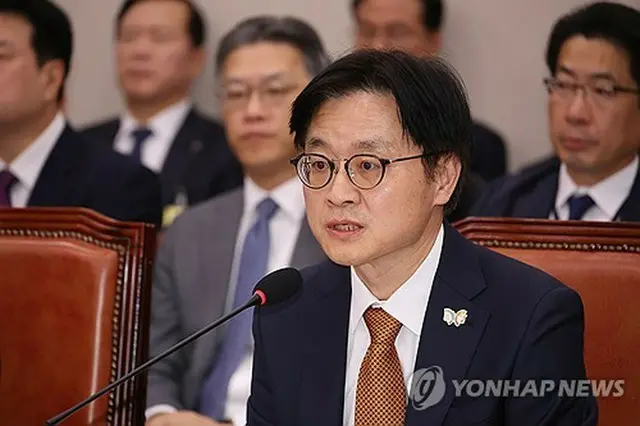 国会で開かれた国政監査で答弁する金正官・産業通商部長官＝２４日、ソウル（聯合ニュース）