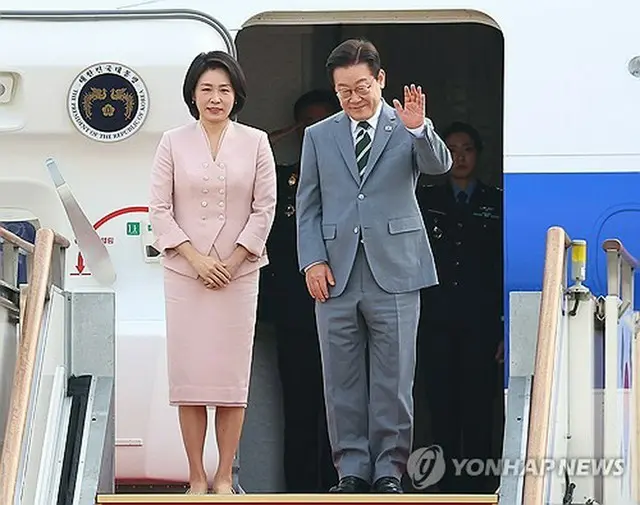 韓国の李在明（イ・ジェミョン）大統領が２６日、東南アジア諸国連合（ＡＳＥＡＮ）首脳会議などに出席するためマレーシアに向け出発した。専用機に乗り込む前に手を振る李大統領（右）と妻の金恵京（キム・ヘギョン）氏＝（聯合ニュース）