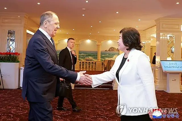 ロシアのラブロフ外相（左）と握手を交わす北朝鮮の崔外相＝（聯合ニュース）≪転載・転用禁止≫