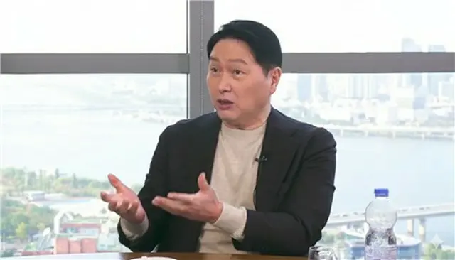 インタビューに答える崔泰源（チェ・テウォン）会長（ＳＫグループ提供）＝（聯合ニュース）≪転載・転用禁止≫