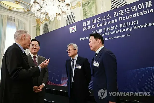 ８月に米ワシントンで開かれた韓米ビジネスラウンドテーブルに出席した崔泰源・会長（右端）とジェンスン・ファンＣＥＯ（右から２人目）＝（聯合ニュース）