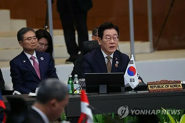韓国・ＡＳＥＡＮ首脳会議で発言する李大統領＝２７日、クアラルンプール（聯合ニュース）