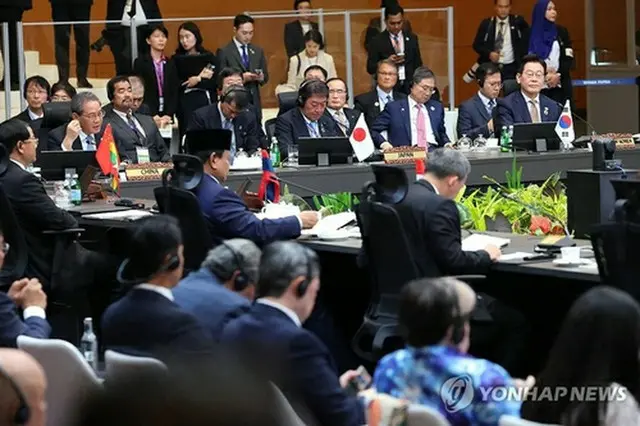 ＡＳＥＡＮプラス３首脳会議に出席した（右から）李在明大統領、茂木敏充外相、李強首相＝２７日、クアラルンプール（聯合ニュース）