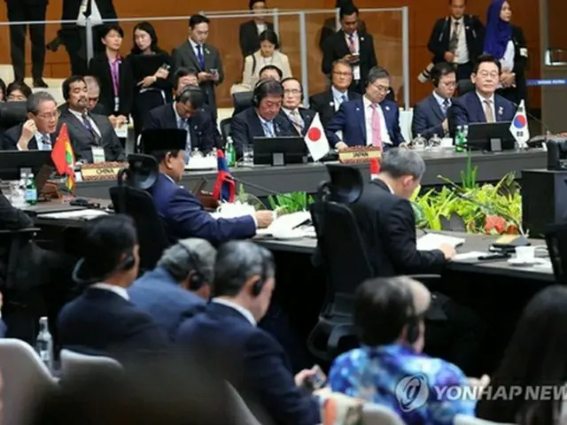 ＡＳＥＡＮプラス３首脳会議に出席した（右から）李在明大統領、茂木敏充外相、李強首相＝２７日、クアラルンプール（聯合ニュース）