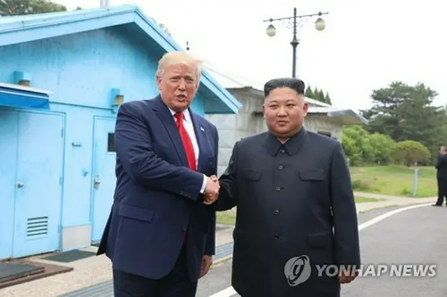 ２０１９年、南北軍事境界線にある板門店で会談した米国のトランプ大統領（左）と北朝鮮の金正恩（キム・ジョンウン）国務委員長（朝鮮労働党総書記）＝（聯合ニュース）